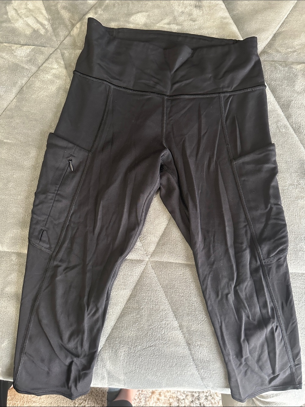 Athleta Black Capri leggings stash pockets with 1 zipper pocket